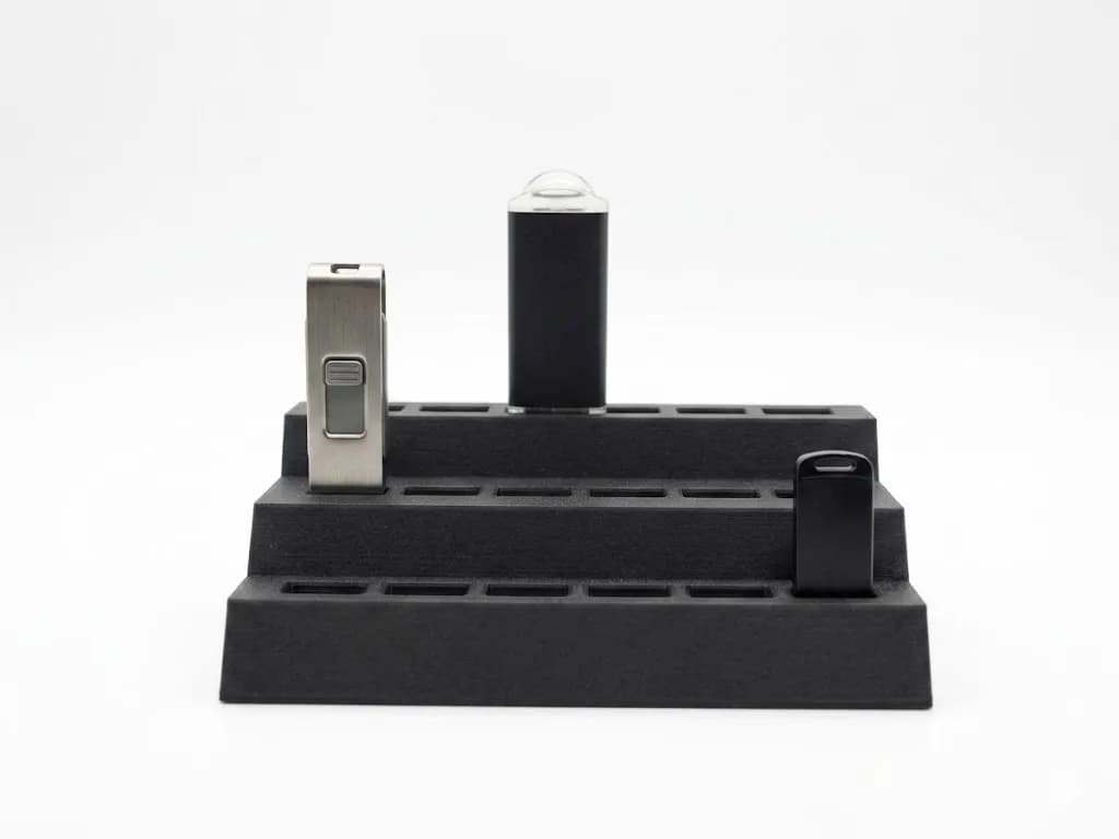 Універсальний органайзер для USB-флешок на 18 слотів чорний - зображення 1
