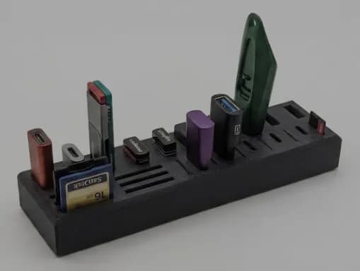 Настільний органайзер для флешок, SD та MicroSD карт пам'яті чорний 15х4х2см - зображення 1