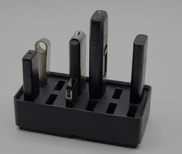 Настільний органайзер для флешок та USB-накопичувачів на 12 слотів чорний