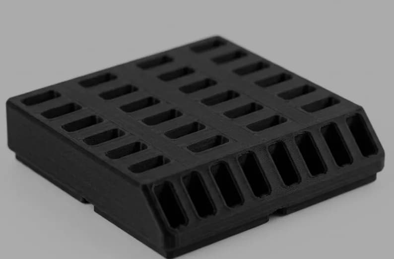 Настільний органайзер-холдер для USB флешок на 32 слоти чорний 8.3х8.3х2.1см