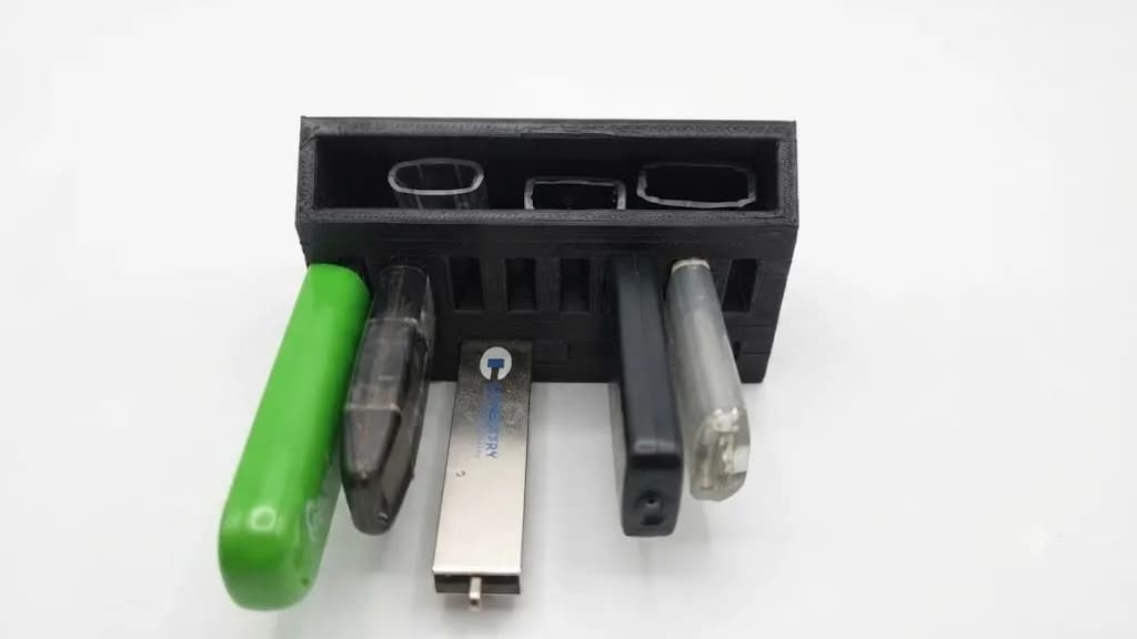 Органайзер для 12 USB-флешок із відсіком для кришок чорний - зображення 1
