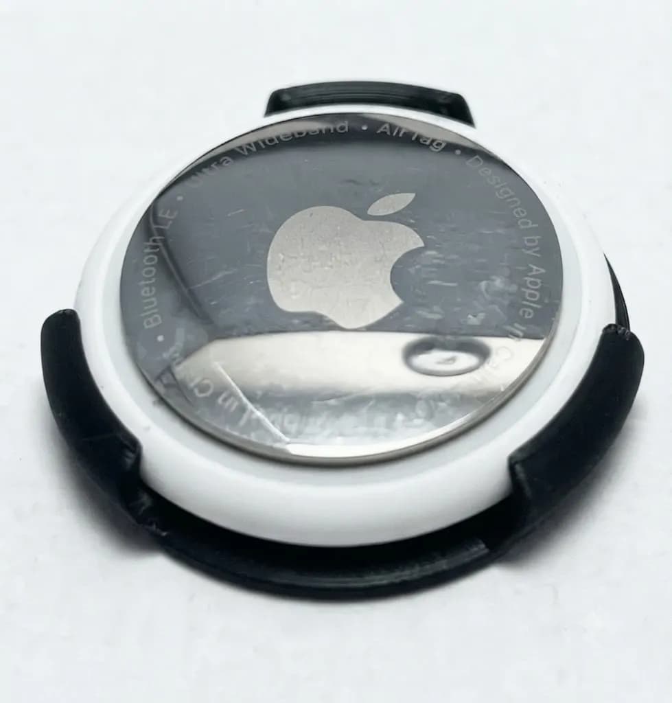 Захисний Кейс-тримач для Apple AirTag, чорний пластиковий