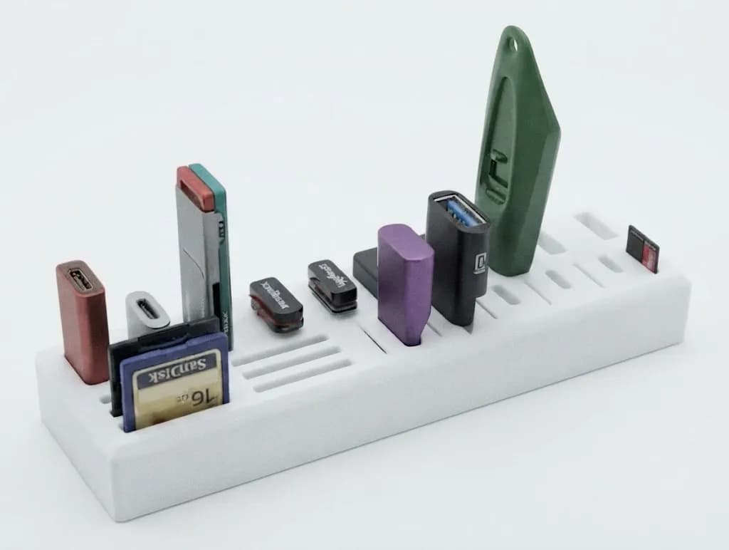 Настільний органайзер для флешок, SD та MicroSD карт пам'яті, білий, 15х4х2 см
