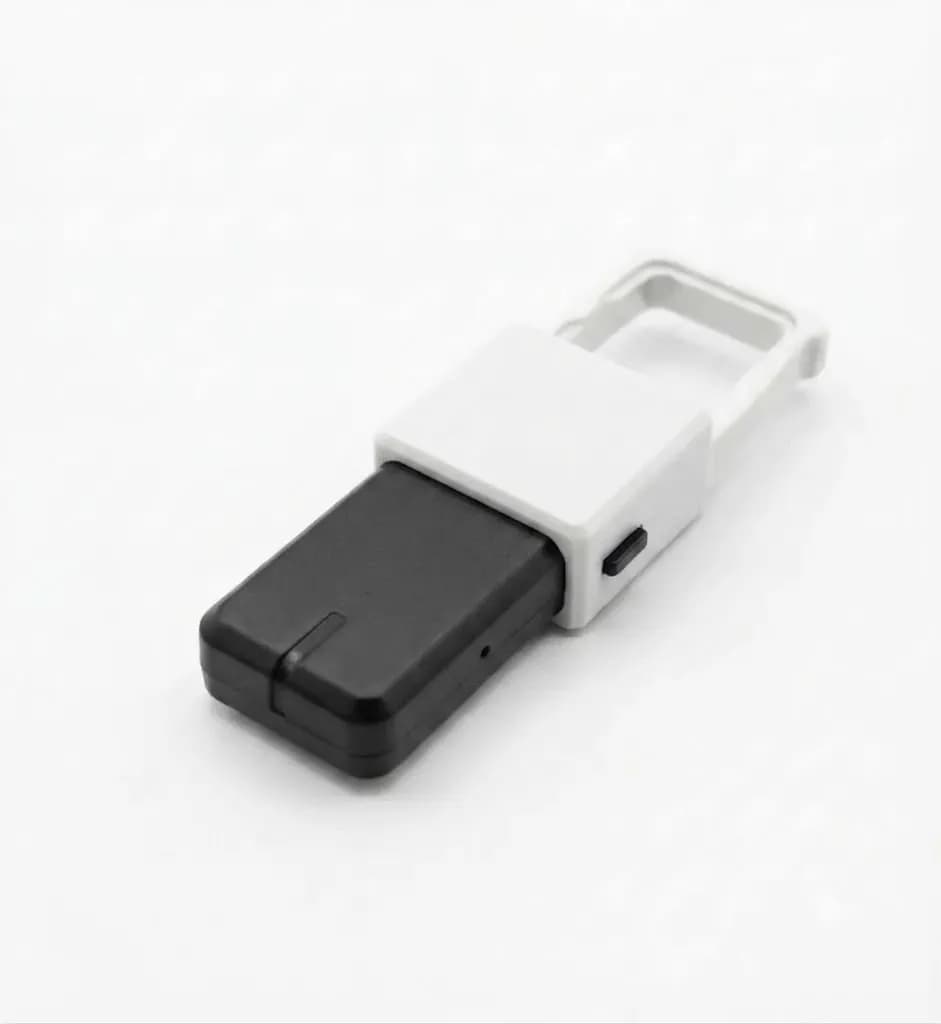 Пластикова заглушка для USB-флешки з вушком для кріплення, біла - зображення 1