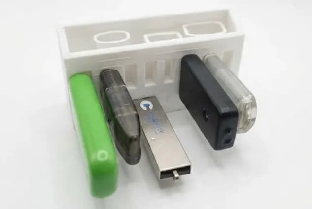 Органайзер для 12 USB-флешок із відсіком для кришок, білий - зображення 1