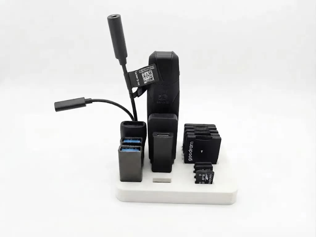 Універсальний настільний органайзер на 5 USB-A, 5 USB-C, 5 SD та 5 microSD, білий - зображення 1