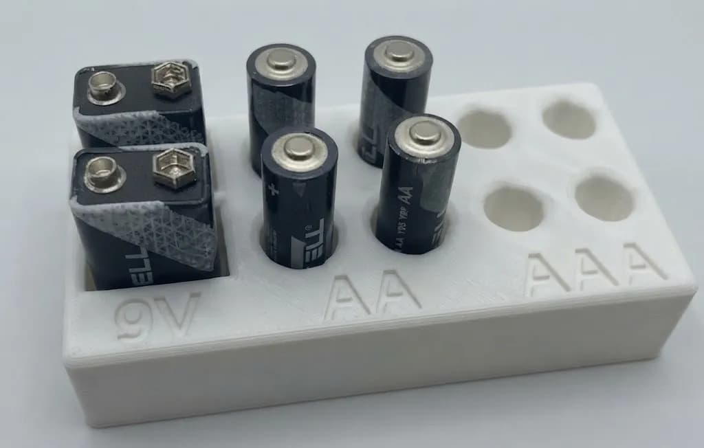 Тримач-органайзер для батарей типу АА, ААА, 9V крона, білий - зображення 1