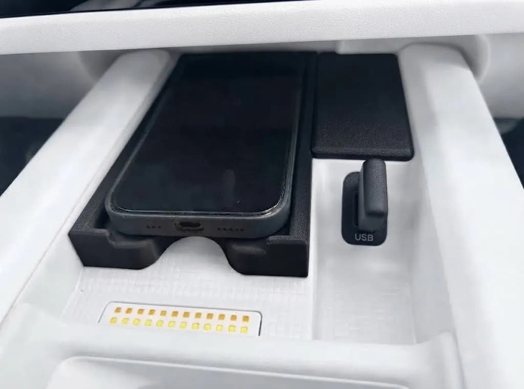 Тримач для iPhone 16 Pro на бездротовій зарядці Hyundai Ioniq 6, чорний (ліворульна версія) - зображення 1