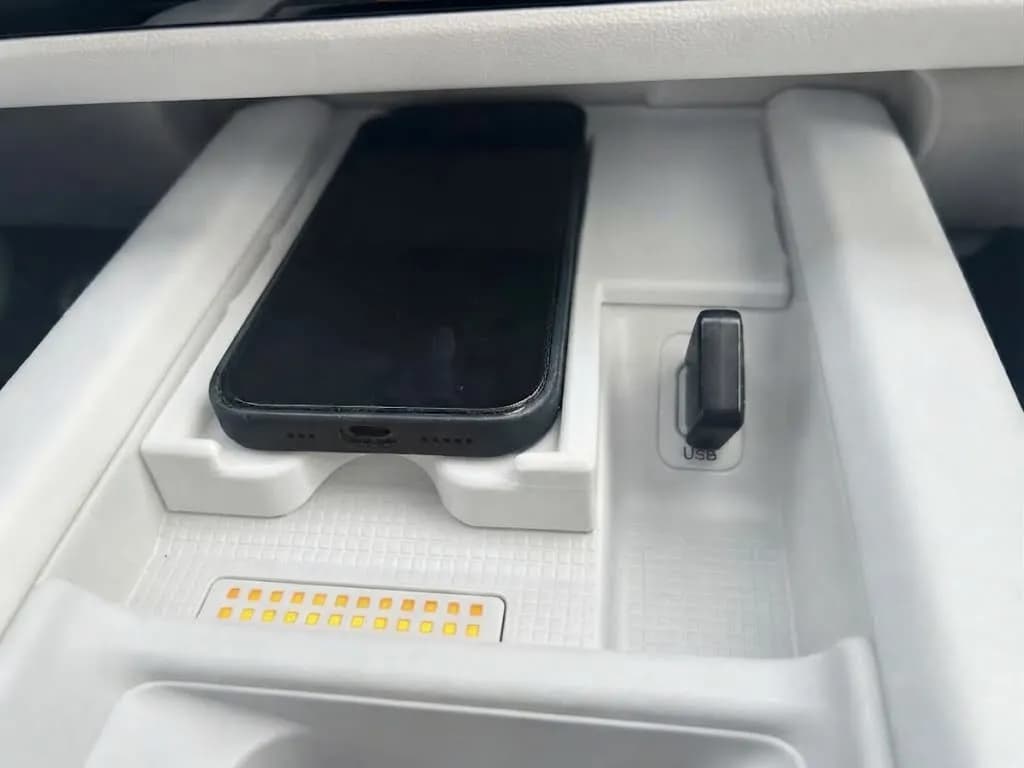 Тримач для iPhone 16 Pro на бездротовій зарядці Hyundai Ioniq 6, білий (ліворульна версія) - зображення 1