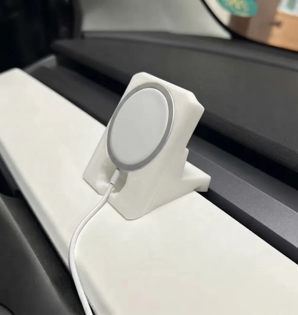 Автомобільний тримач для зарядки MagSafe на дефлектор обдуву для Tesla Model 3 / Model Y (над кермом), білий - зображення 1