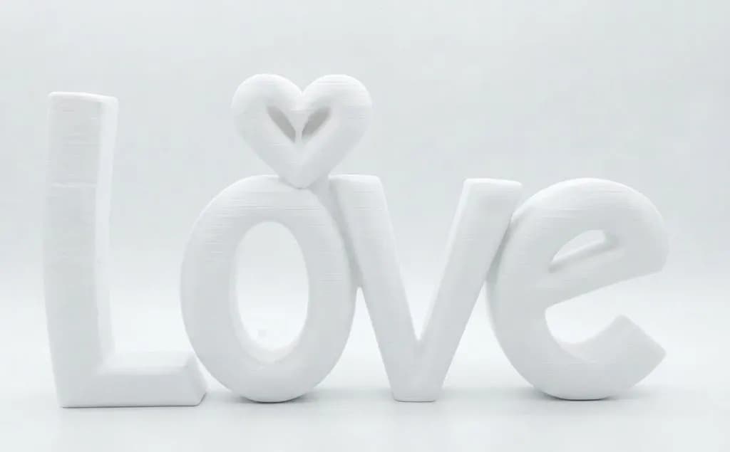 Декоративна фігурка, напис "Love", пластикова, біла, 4.9х8.9х1.5 см - зображення 1