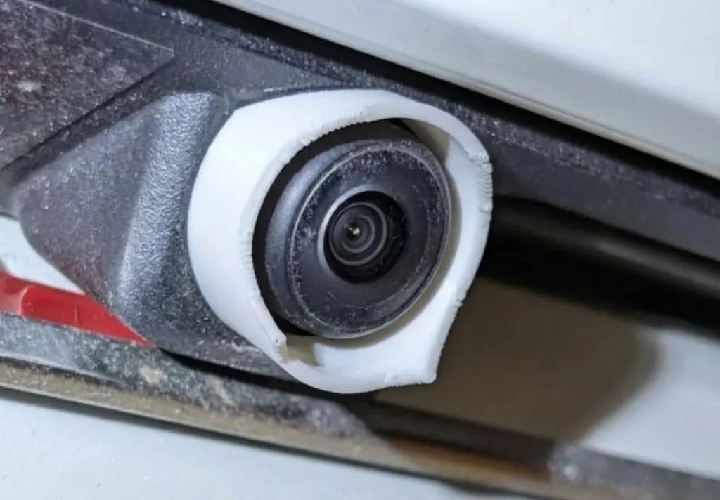 Захисна накладка (козирок) на задню камеру Tesla Model 3 / Model Y, біла - зображення 1