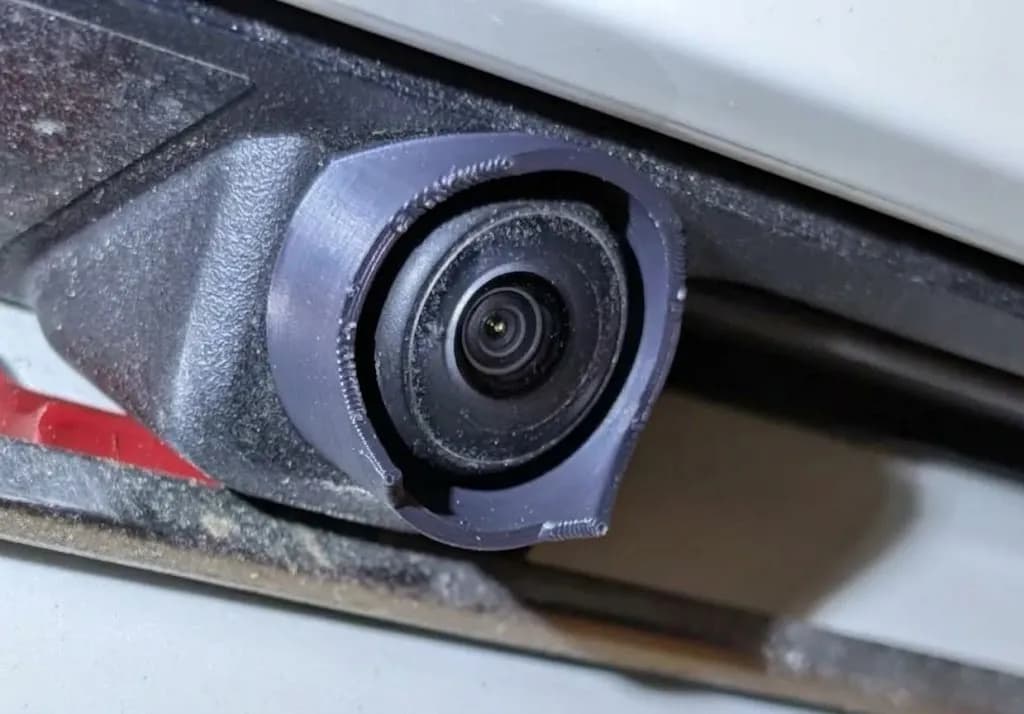 Захисна накладка (козирок) на задню камеру Tesla Model 3 / Model Y, чорна - зображення 1