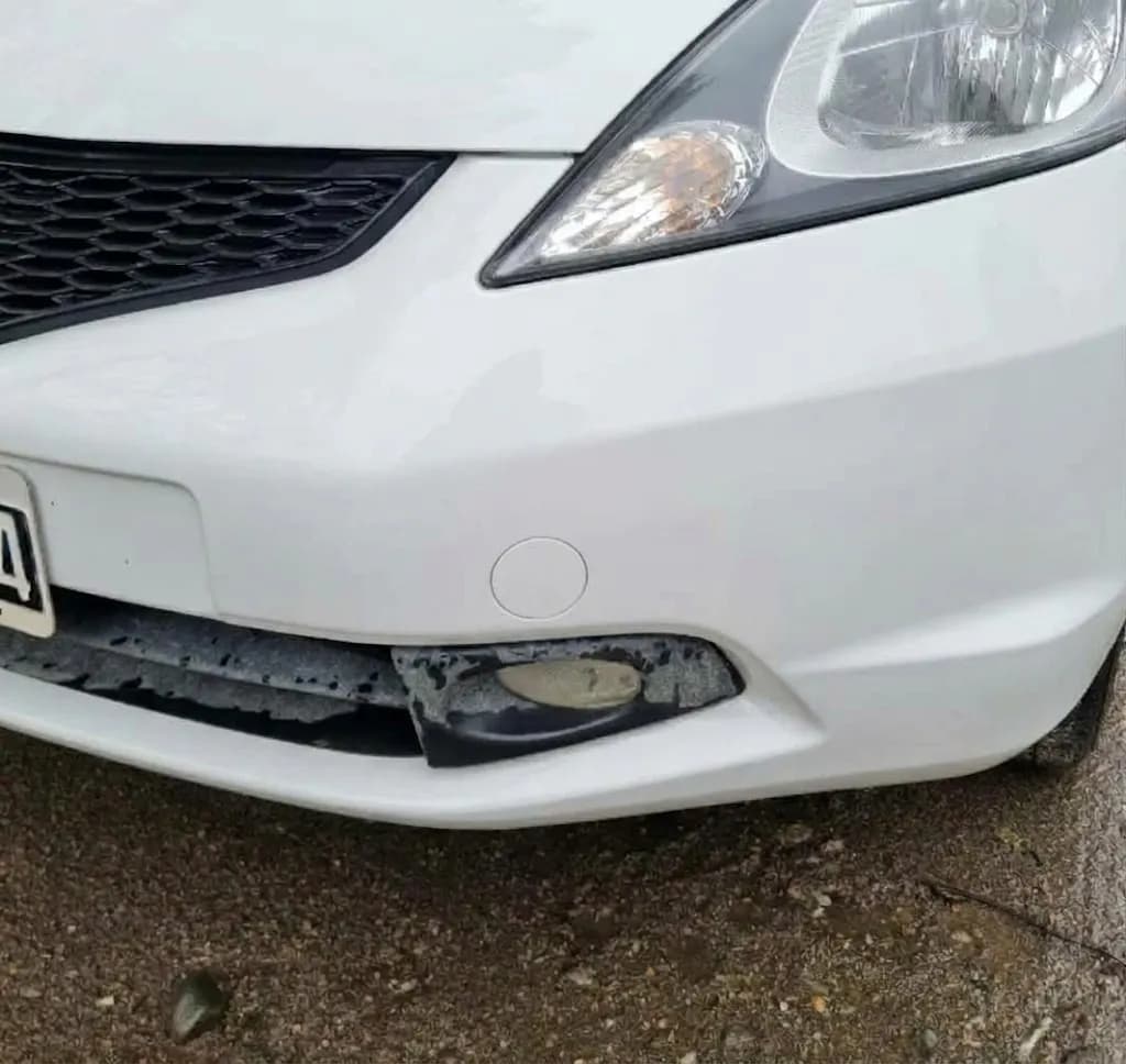 Заглушка переднього буксирувального гака Honda Fit / Jazz (2008–2014), біла - зображення 1