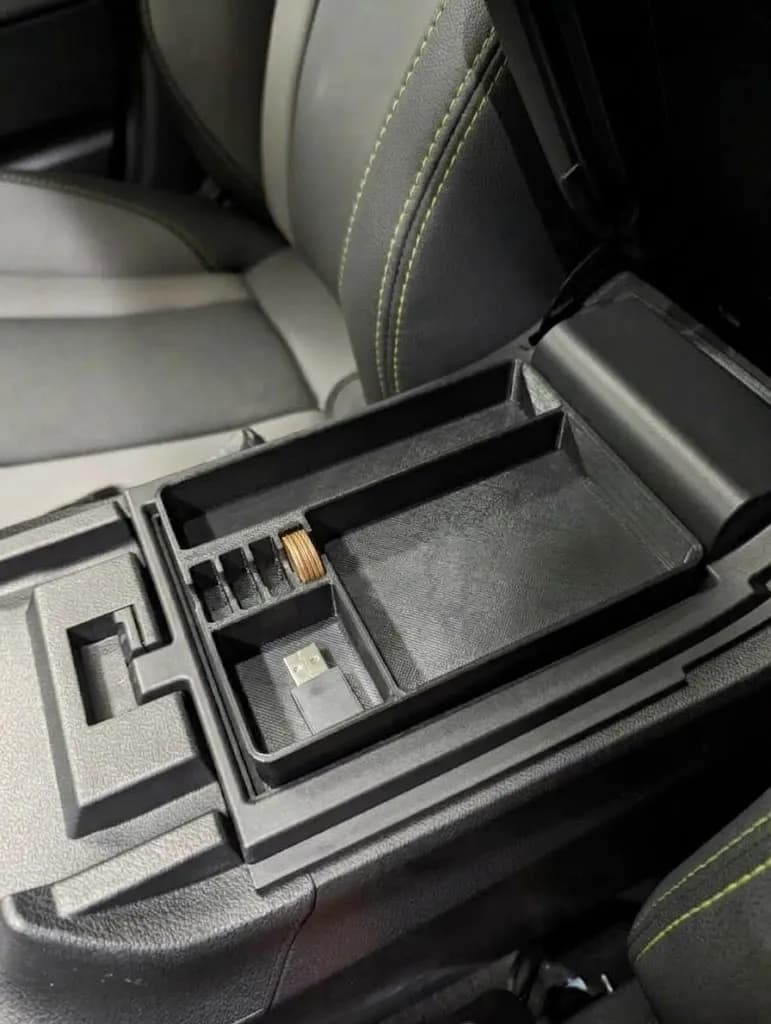 Лоток-органайзер для центрального підлокітника Subaru Outback (6-е покоління / BT, 2020–2025+), чорний - зображення 1
