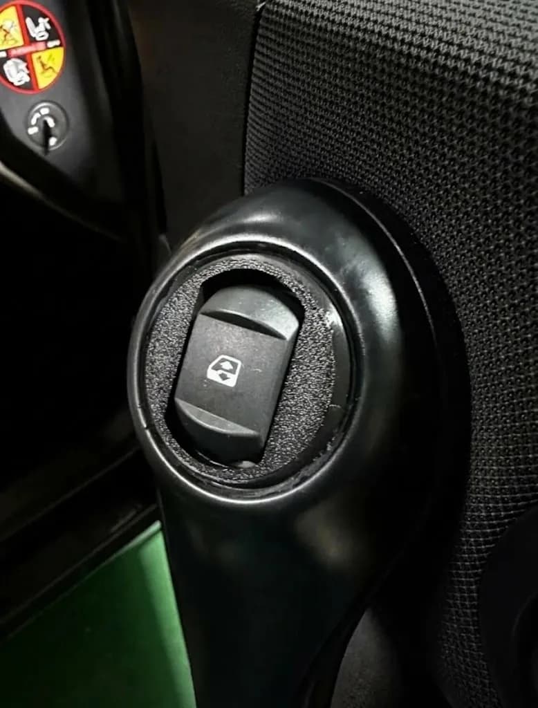 Рамка (тримач) перемикача склопідйомника Renault Megane, права сторона, чорна
